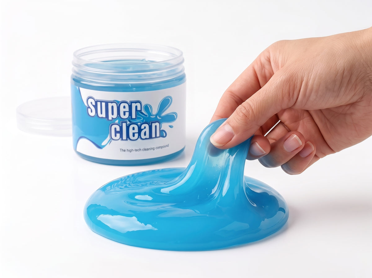 Main soulevant le gel bleu nettoyant pour montrer sa texture souple