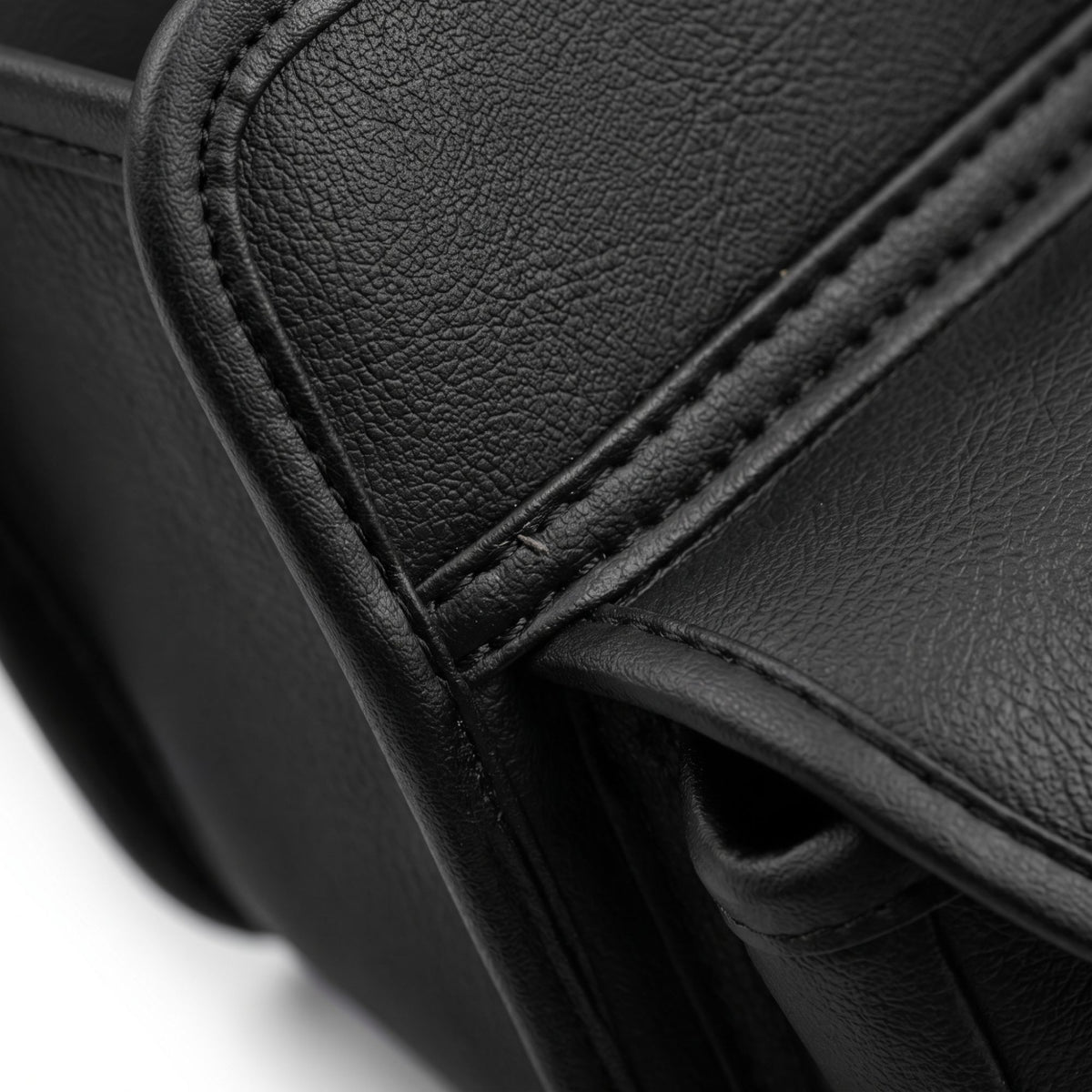 Gros plan sur la couture de l'Organiseur Karondra console